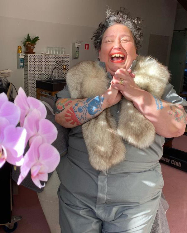 Sandra lacht mit Pelz um den Hals
